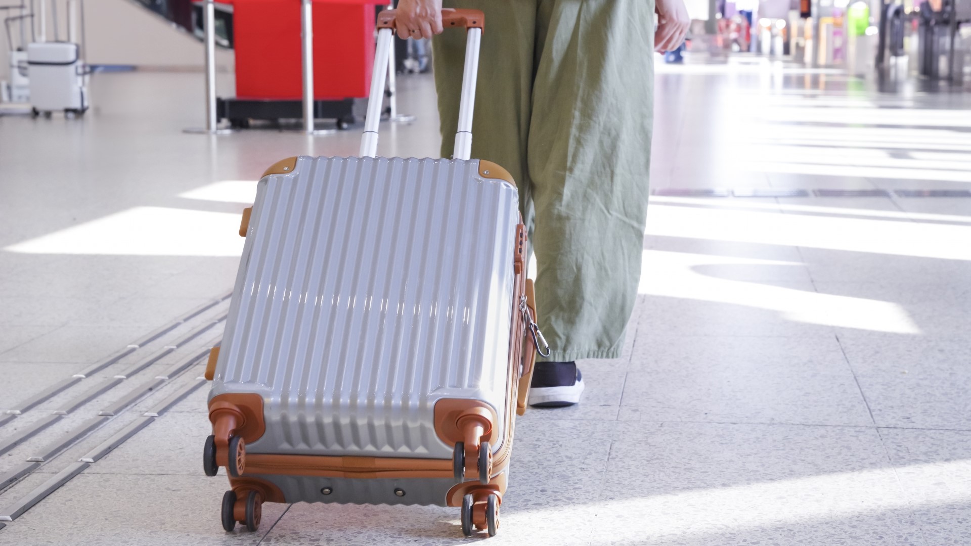 スーツケースの選び方で損してない?|飛行機の旅もこれで安心